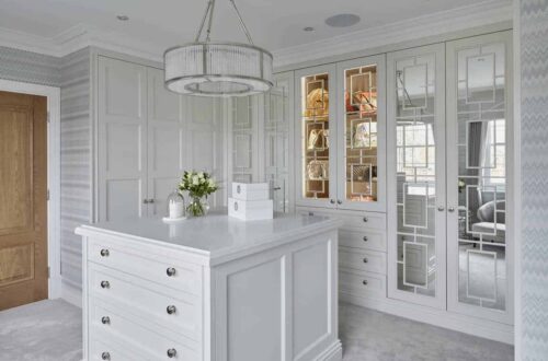 Imperial dressing room with Island and mirrored door