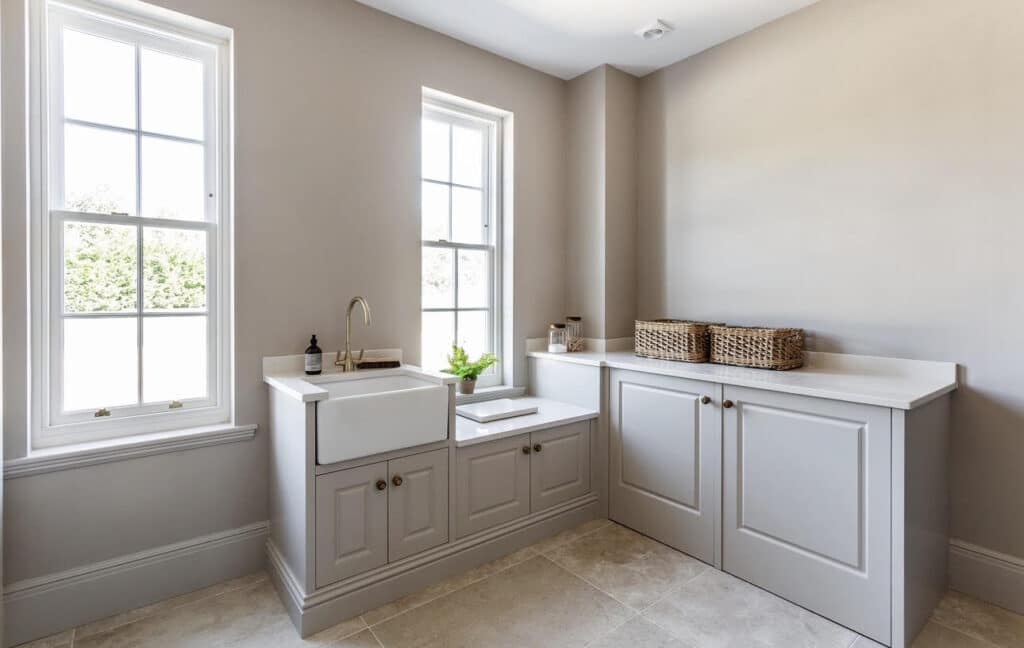 Screenshot Luxury, fitted utility room with sink and cupboards