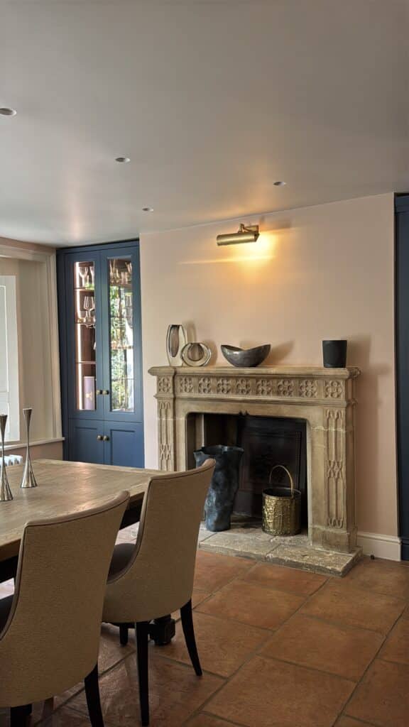 image00003 Classic style fitted drinks cabinet built in to an alcove