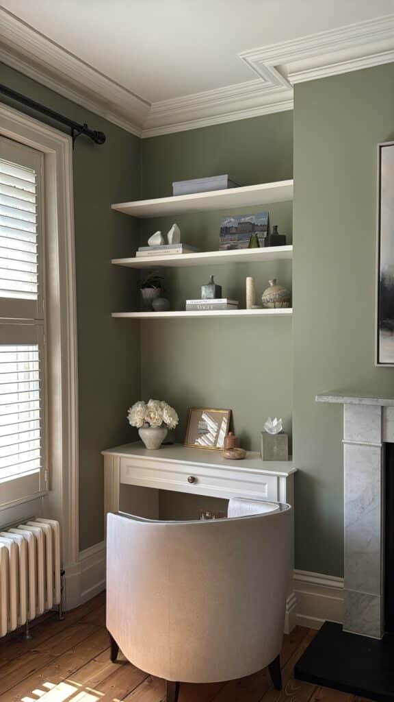 image00039 Classic style fitted dressing table in alcove